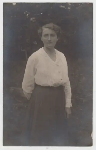 AK Portrait ernste junge Dame in weißer Bluse, Foto, Postkarte, vintage