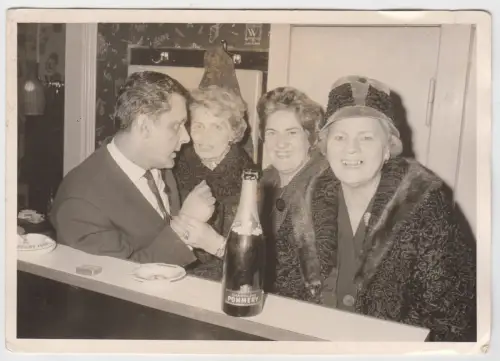 AK 3 Damen und 1 Herr mit 1 Flasche Champagne Pommery, 1962, Foto, Postkarte