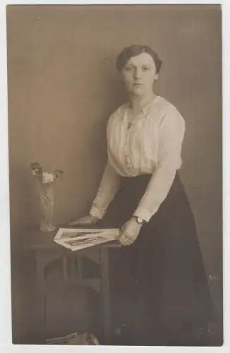 AK Herta, 1916 - Portrait Junge Dame mit Armbanduhr, Foto-Automatic-Union, Foto