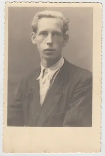 Fotografie: Karl - Portrait blonder junger Mann im Anzug, Uhlmann, Bleicherode