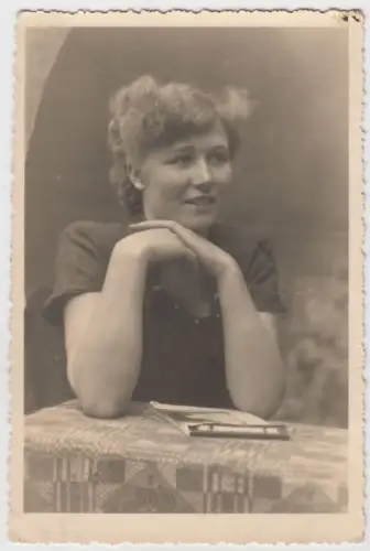 Fotografie: Portrait hübsche blonde junge Dame am Tisch sitzend, vintage photo