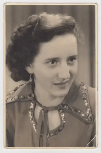 Fotografie: Portrait hübsche junge Dame mit Ohrringen, vintage photo, Porträt
