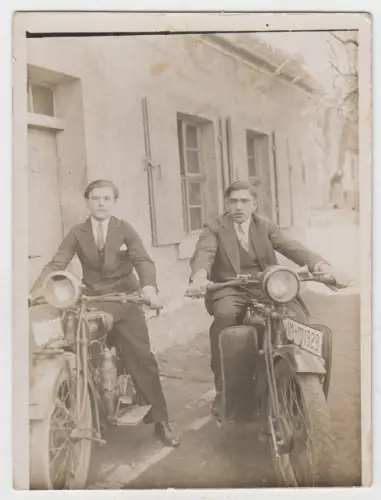 AK Zwei Männer auf Motorrädern, vermutlich 1920er Jahre, Motorrad, ungelaufen