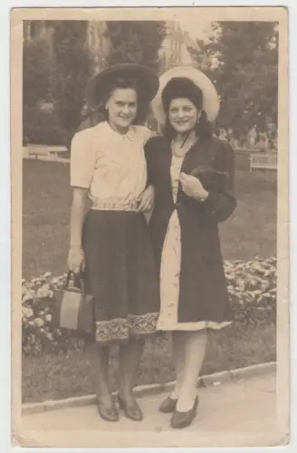 Fotografie: Portrait Zwei junge Damen mit Hut in Leipzig, 1947, vintage