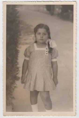 AK Porträt Mädchen mit zwei Zöpfen im Kleid, Mimosa, vintage, schwarzweiß