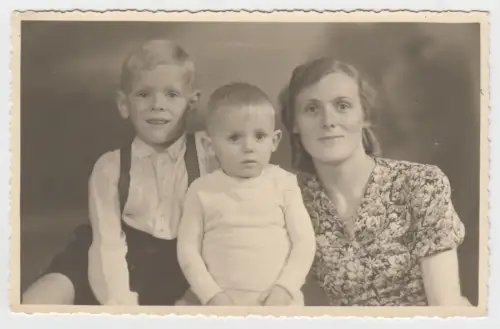 AK Portrait Gretel und Kinder, Berlin 11.9.44, Rudolph, Fürstenberg, Fotokarte