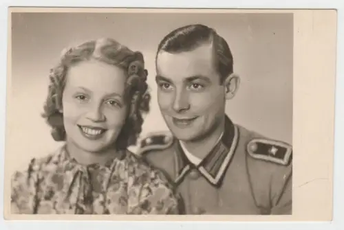 AK Junges Paar - Mann in Wehrmacht-Uniform (Zweiter Weltkrieg), Foto, Postkarte