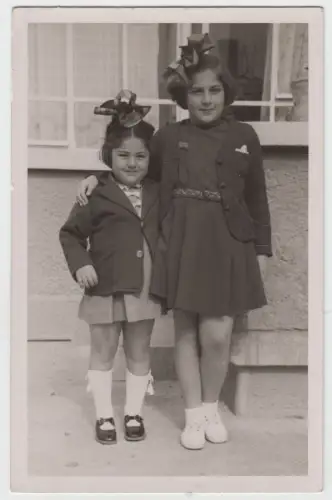 AK Porträt Zwei Mädchen, Mitte 20. Jahrhundert, Schwestern, vintage, schwarzweiß