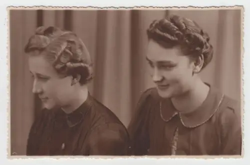 AK Zwei junge Frauen mit Wasserwellenfrisur, 1939, Foto, Postkarte, ungelaufen