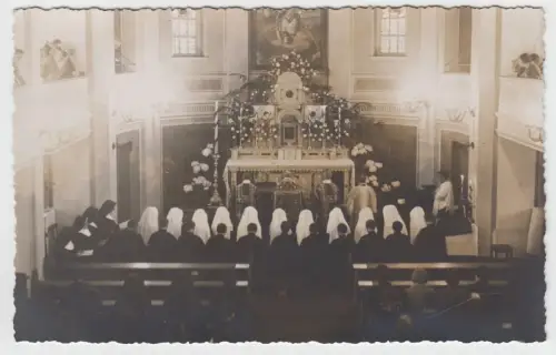 AK Katholische Zeremonie vor prunkvollem Kirchen-Altar mit Priestern und Nonnen
