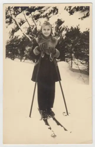 Fotografie: Mädchen auf Ski im Schnee, Atelier During, Tanne/H., ca. 1962