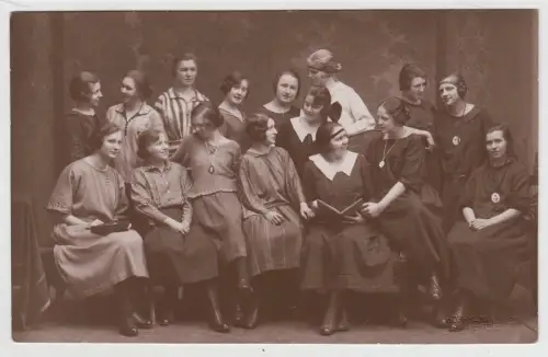 AK Gruppenfoto 15 junge Frauen 1924, Klassenschwestern aus der F1b, Foto, vintag