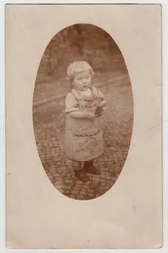 AK Portrait Blondes Mädchen im Schürzenkleid, Postkarte, ungelaufen, vintage