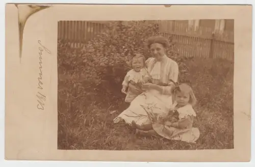 AK Portrait Mutter mit 2 Kindern auf der Wiese, Sommer 1913, Postkarte, vintage