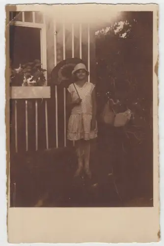 AK Portrait Mädchen im Kleid mit Hut und Sonnenschirm, 1920er Jahre, vintage