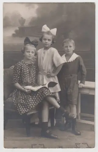 AK Portrait 3 Kinder, 1920er Jahre, Atelier Max Petermann, Leipzig, Diskaustraße