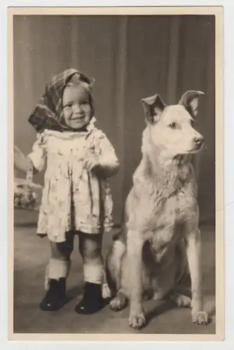 AK Portrait kleines Mädchen mit Hund, 20. Jahrhundert, Postkarte, ungelaufen