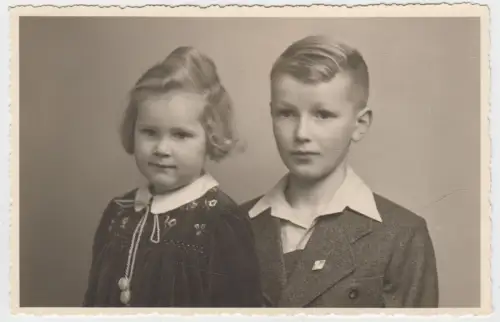 AK Portrait Zwei Kinder - Schwester und Bruder, 1930er Jahre, Postkarte, Foto