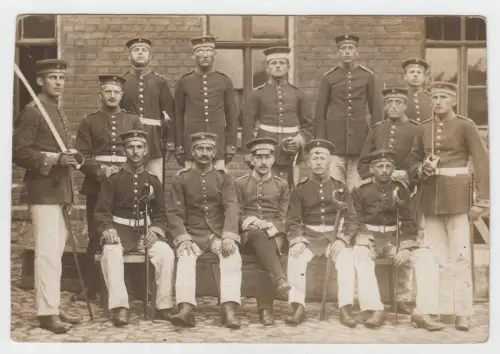 AK Gruppenfoto Männer in Uniform mit Säbeln, Militär, Postkarte, Foto