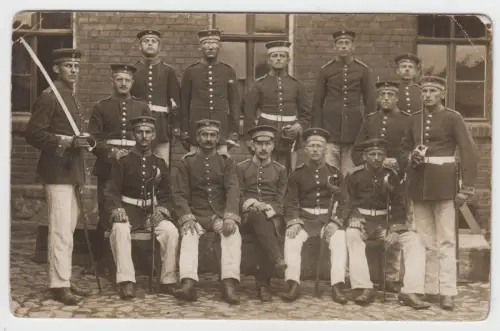 AK Gruppenfoto Männer in Uniform mit Säbeln, Militär, Foto, Postkarte