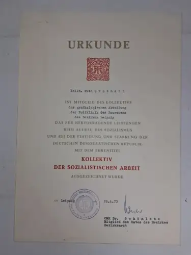 Mappe mit 3 Urkunden für Ruth Großmann 1973/74, Kollektiv der Sozialist. Arbeit