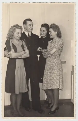 AK Portrait Herr im Anzug mit 4 Damen in Kleidern, Foto, vintage, 20.Jahrhundert