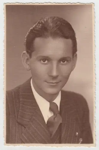 AK Portrait Junger Mann in gestreiftem Anzug mit Krawatte, Fotografie, vintage