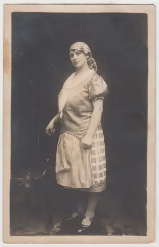 AK Portrait junge Frau mit Kopftuch und Schürze, Fotografie, vintage, Postkarte