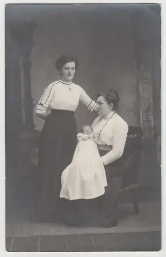 AK Portrait Ruth Großmann mit Mutter und Großmutter zur Taufe, Fotografie