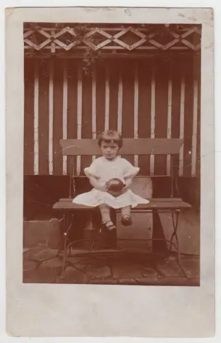 AK Portrait kleines Mädchen im weißen Kleid mit Ball auf Bank sitzend, 1926