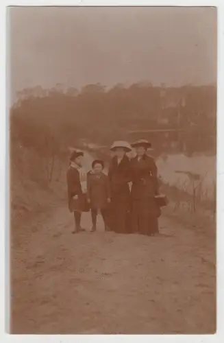 AK Portrait 2 Damen und 2 Kinder, März 1916, Fotografie, Postkarte, vintage