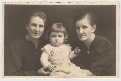 AK 2 Großmütter mit Didi zur Taufe 1938, Eugen Ebert, Wittenberg, Fotografie