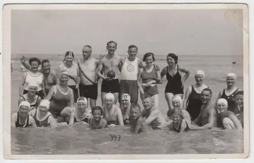 AK Gruppenfoto Menschen in Badesachen im Meer, Fotografie, Postkarte, vintage