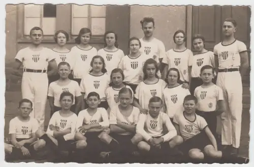 AK Gruppenfoto Sportgruppe T.V.T. - Jungen und Mädchen, Fotografie, Postkarte