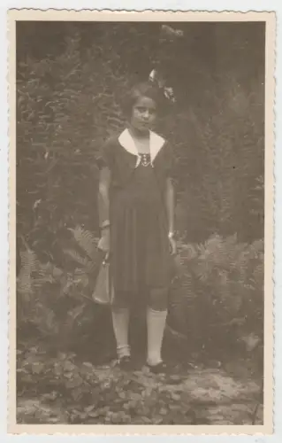 AK Portrait Junges Mädchen im Kleid mit Kniestrümpfen und Lederbeutel, Foto