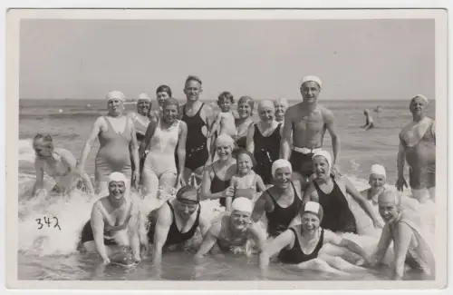 AK Gruppenfoto Menschen in Badesachen im Meer, Postkarte, Fotografie, vintage