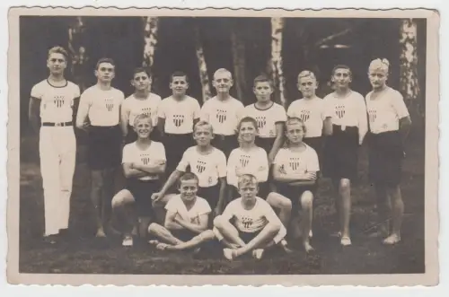 AK Gruppenfoto Sportgruppe T.V.T. - Jungen, Postkarte, Fotografie, vintage