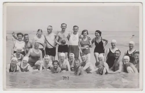 AK Gruppenfoto Menschen in Badesachen im Meer, vintage, Fotografie, Postkarte