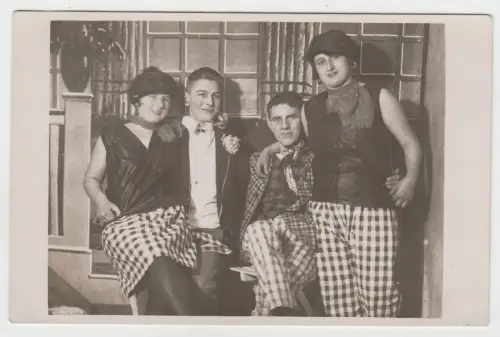 AK Gruppenfoto 2 Frauen und 2 Männer in karierten Hosen, Fotografie, Postkarte