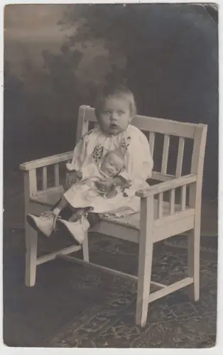 AK Portrait Helene Gatterfeld 1. Jahr am 21.7.17 - Mädchen mit Puppe, 1917, Foto