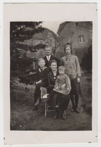 AK Familienfoto im Garten, 3.4.1928, Fotografie, Postkarte, vintage, ungelaufen