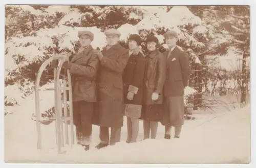 AK Gruppenfoto 5 Personen im Schnee mit Schlitten, 1938, Fotografie, vintage