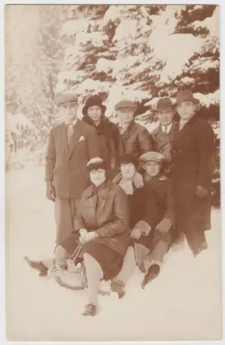 AK Gruppenfoto 8 Personen im Schnee mit Schlitten, 1938, Fotografie, vintage