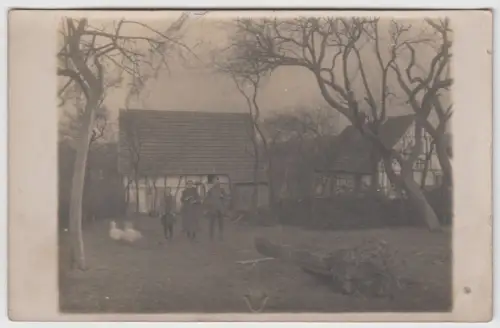 AK Familienfoto auf Bauernhof mit Fachwerkhäusern, Anfang 20. Jahrhundert, Foto