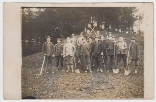 AK Gruppenfoto Arbeiter mit Spitzhacken und Schaufeln, Fotografie, Postkarte