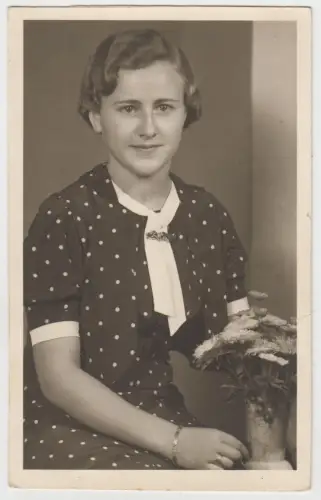 AK Portrait Junge Dame in gepunktetem Kleid mit Blumenstrauß, Fotografie, Karte