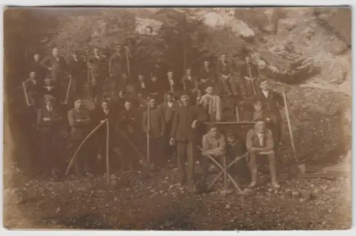 AK Gruppenfoto Bergarbeiter / Steinbrecher, Anfang 20. Jahrhundert, Fotografie
