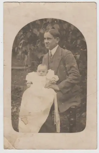 AK Portrait Otto und Luise - Mann im Anzug mit Baby im Taufkleid, 1925, Foto