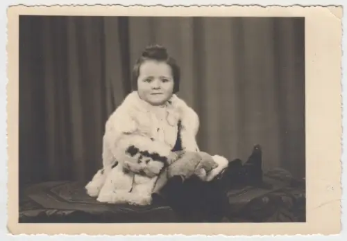 AK Portrait Kleines Mädchen im Pelzmantel, 20. Jahrhundert, Fotografie, Karte