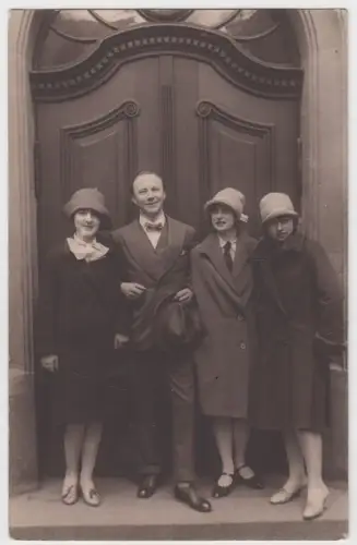 AK Portrait 3 junge Damen in Mänteln, 1 Herr im Anzug am Naschmarkt Leipzig 1928